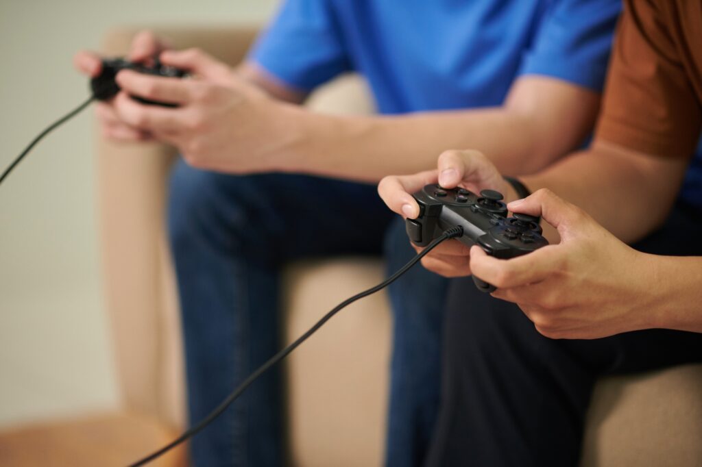 Mobile Play vs Desktop Gaming: Which Offers a Better Virtual Experience?